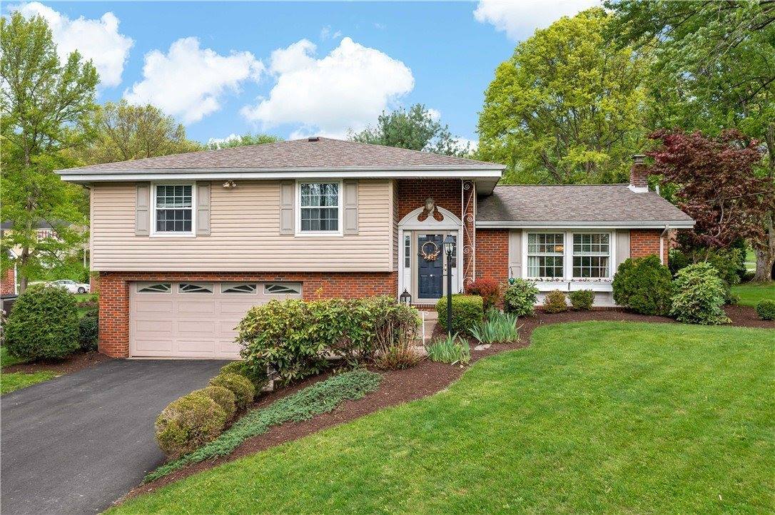 2381 Harrow Rd, Upper Saint Clair, PA 15241