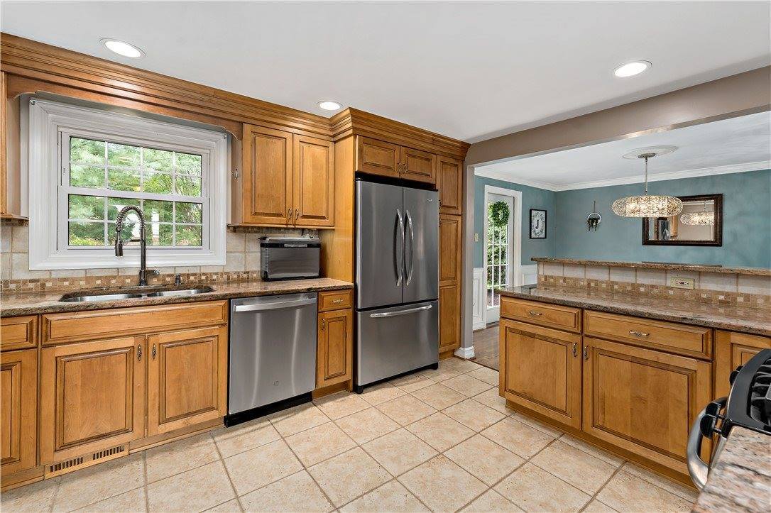 2381 Harrow Rd, Upper Saint Clair, PA 15241