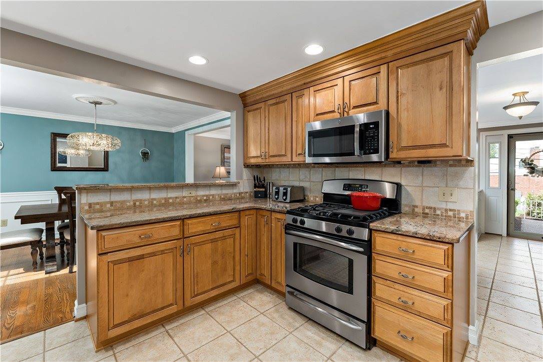 2381 Harrow Rd, Upper Saint Clair, PA 15241