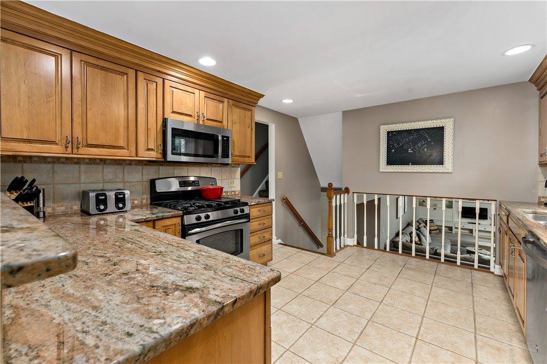 2381 Harrow Rd, Upper Saint Clair, PA 15241