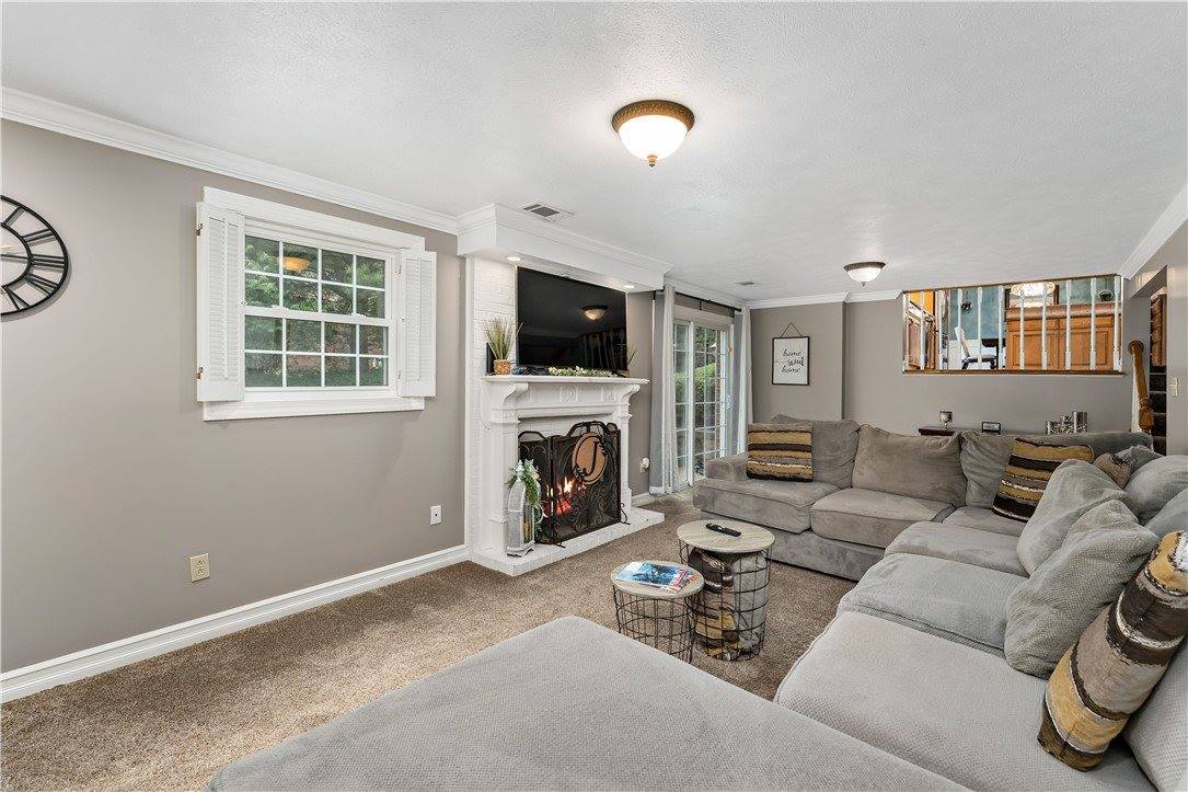 2381 Harrow Rd, Upper Saint Clair, PA 15241