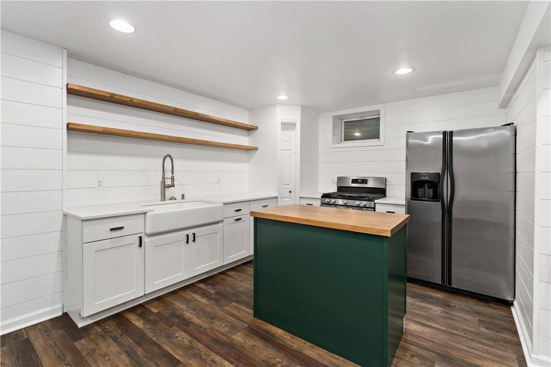 2381 Harrow Rd, Upper Saint Clair, PA 15241