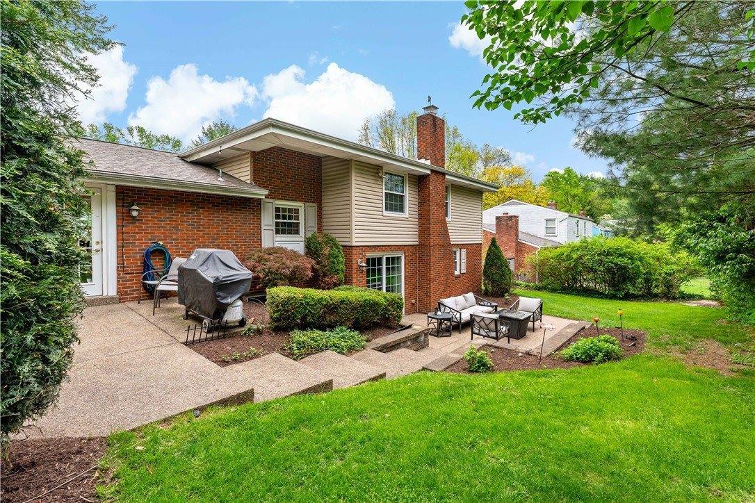 2381 Harrow Rd, Upper Saint Clair, PA 15241