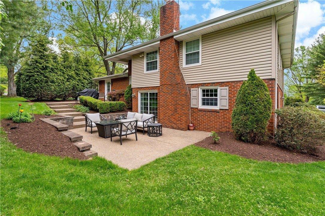 2381 Harrow Rd, Upper Saint Clair, PA 15241