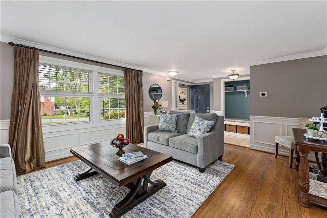 2381 Harrow Rd, Upper Saint Clair, PA 15241