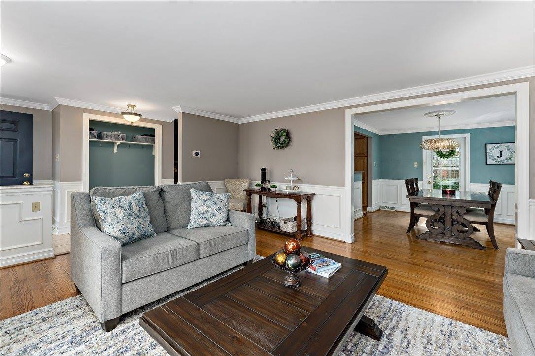 2381 Harrow Rd, Upper Saint Clair, PA 15241