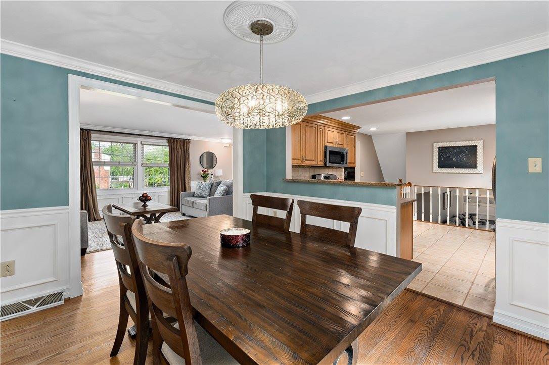 2381 Harrow Rd, Upper Saint Clair, PA 15241