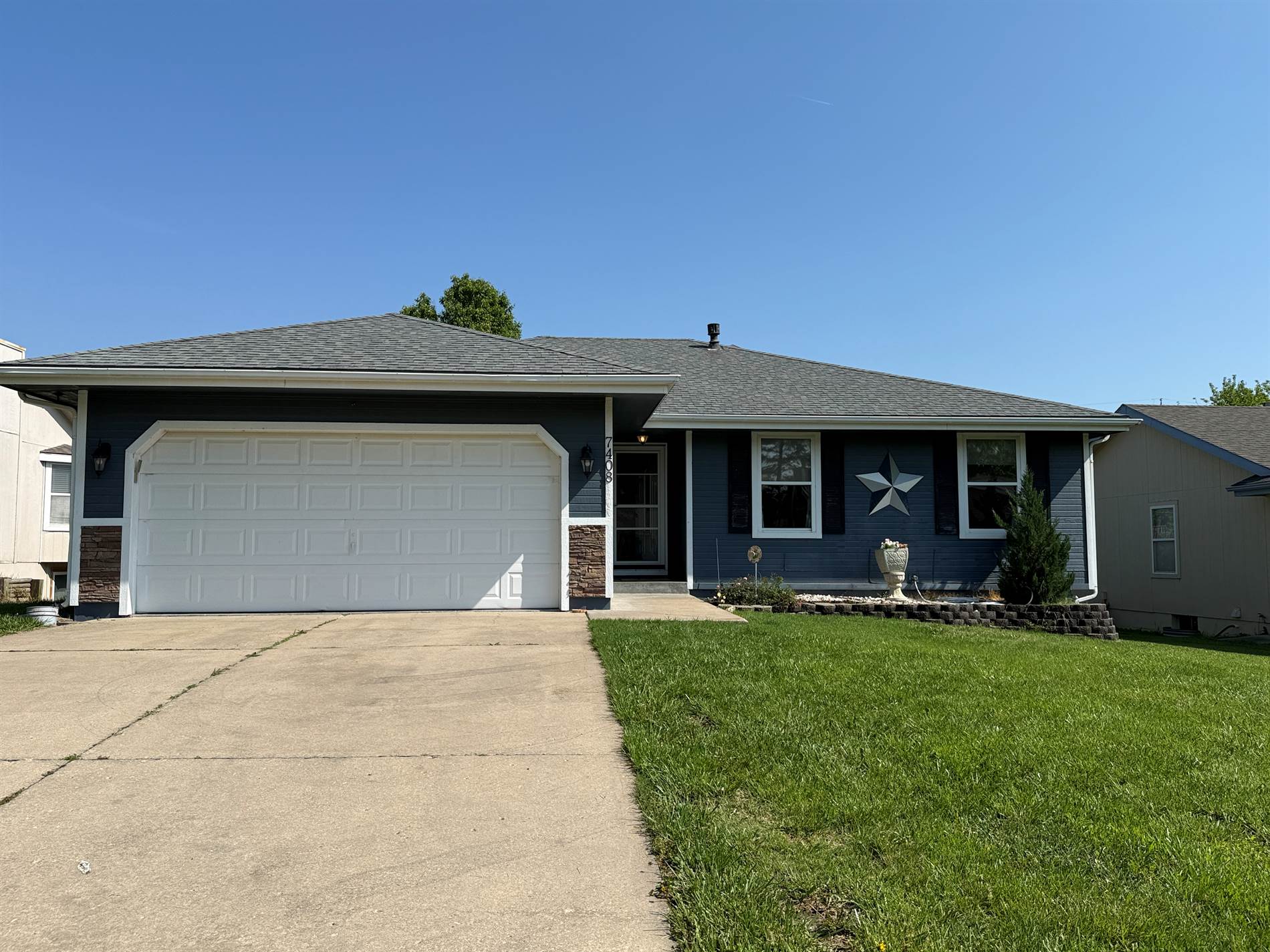 7408 SW 27th St, Topeka, KS 66614