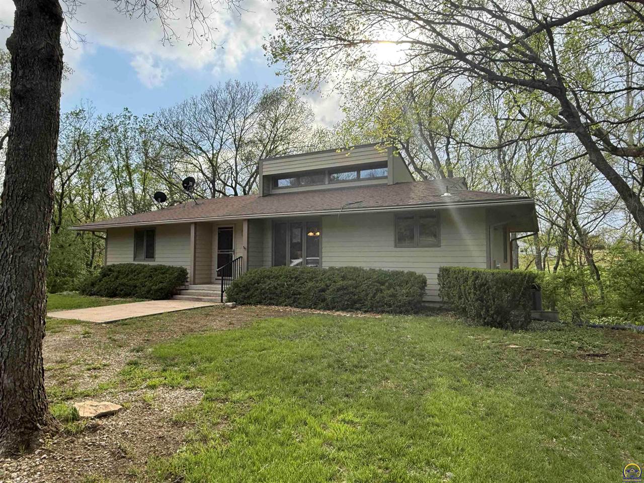 9445 Deer Trail Rd, Hoyt, KS 66440