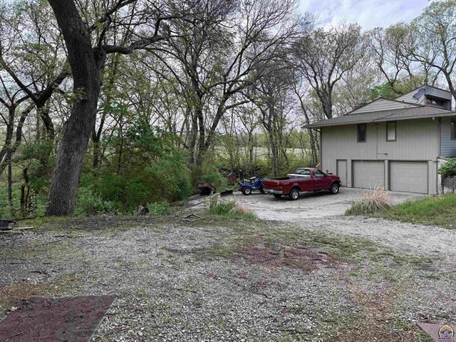 9445 Deer Trail Rd, Hoyt, KS 66440