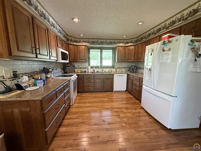 9445 Deer Trail Rd, Hoyt, KS 66440