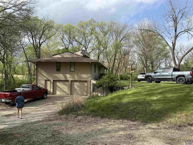 9445 Deer Trail Rd, Hoyt, KS 66440