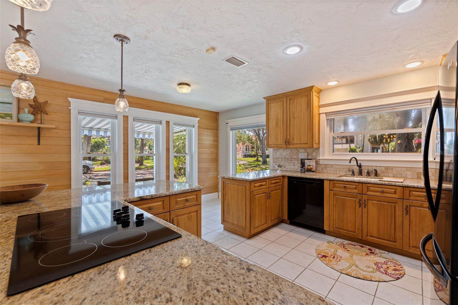 7235 Sunshine Drive S, St Petersburg, FL 33705