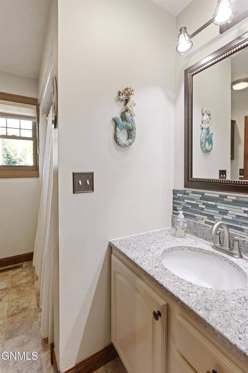 1805 University Avenue, Williston, ND 58801