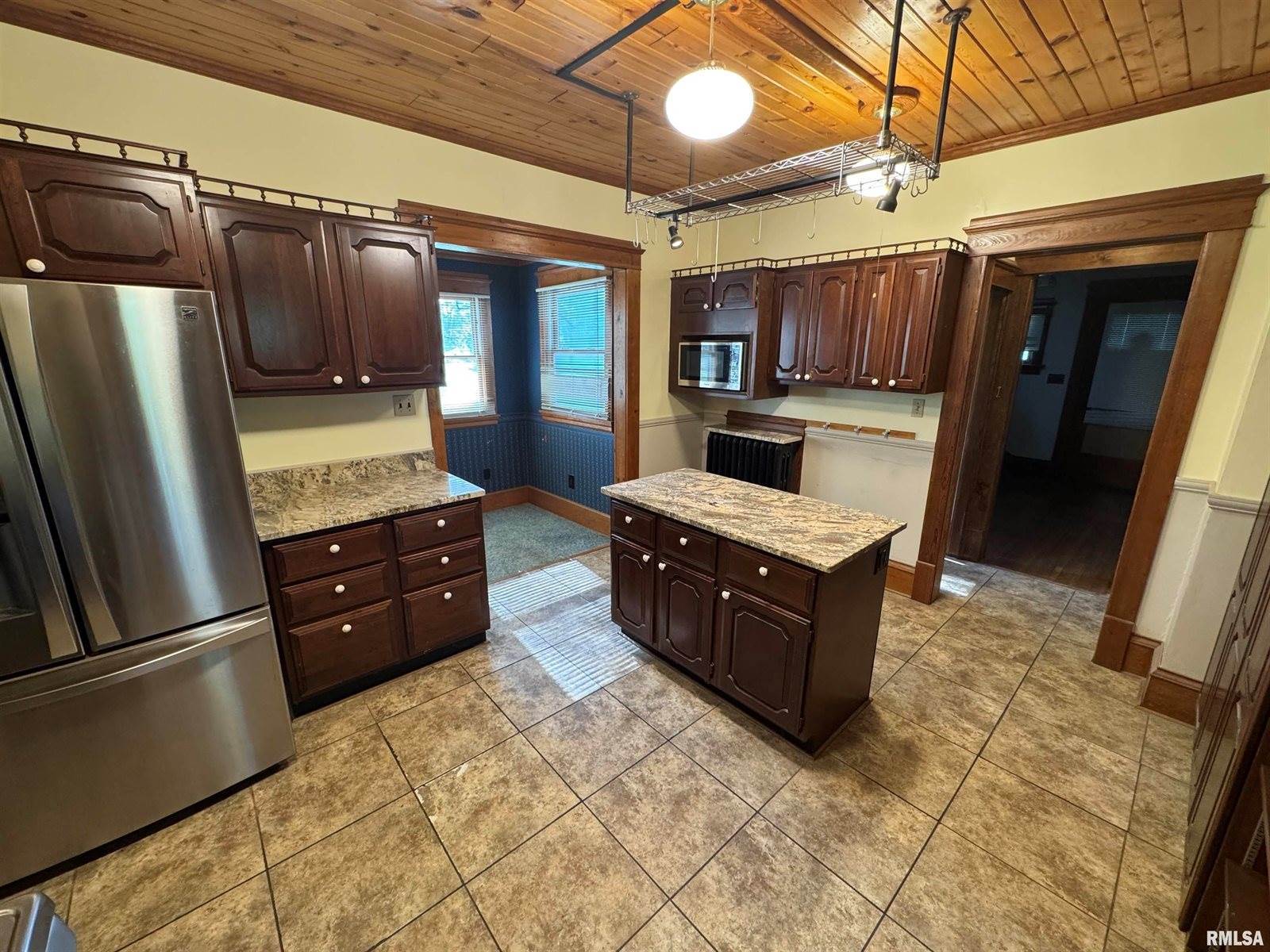 1403 45TH Avenue, Rock Island, IL 61201