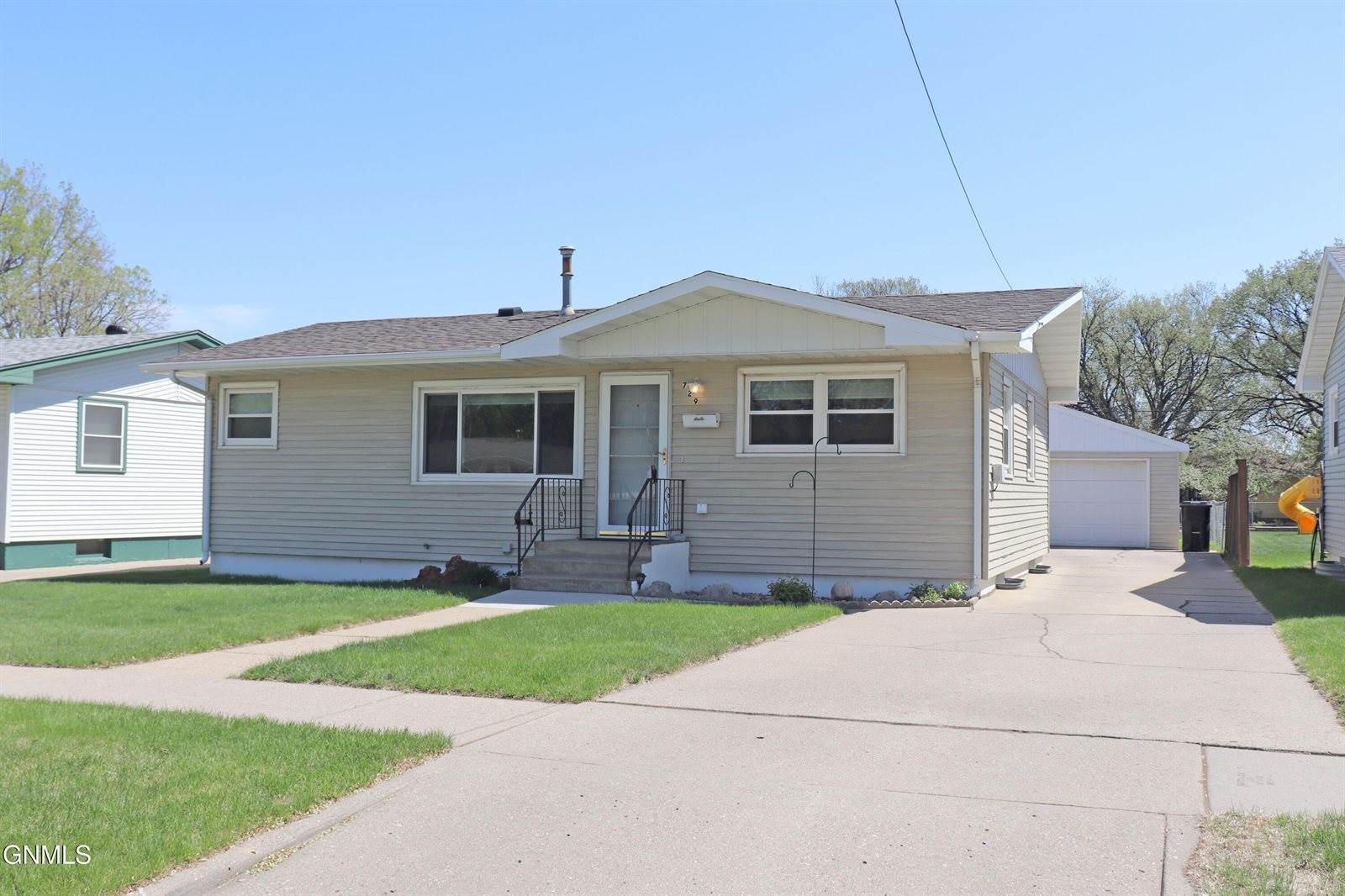 729 S 16th Street, Bismarck, ND 58504