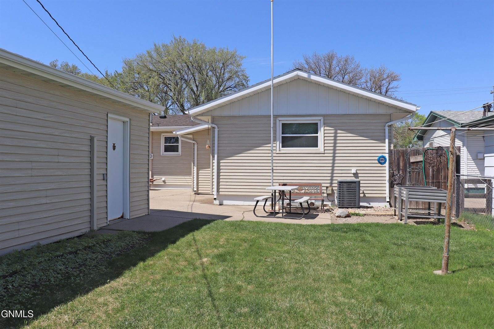 729 S 16th Street, Bismarck, ND 58504