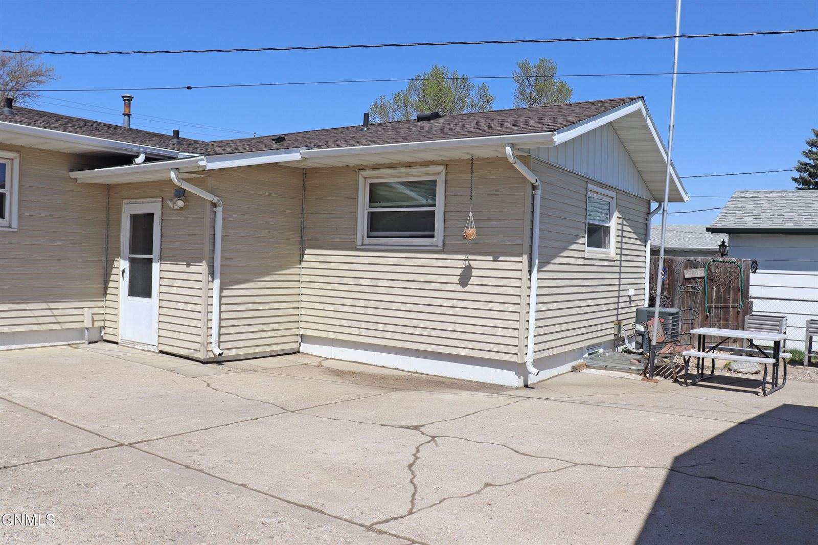 729 S 16th Street, Bismarck, ND 58504