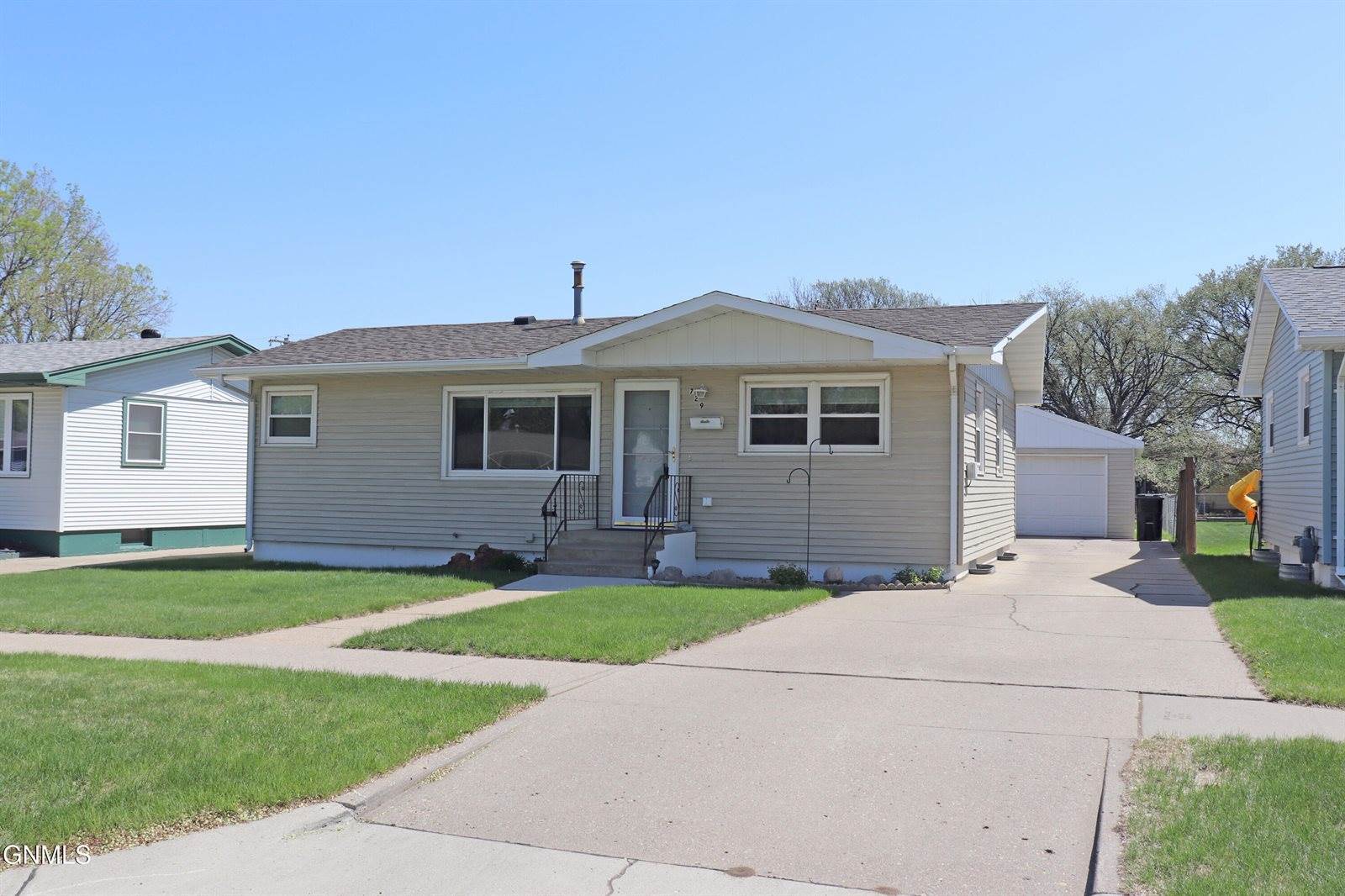 729 S 16th Street, Bismarck, ND 58504