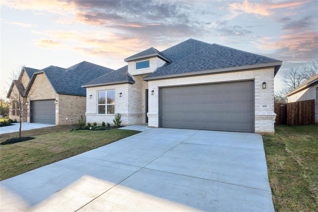 909 Boston Lane, River Oaks, TX 76114