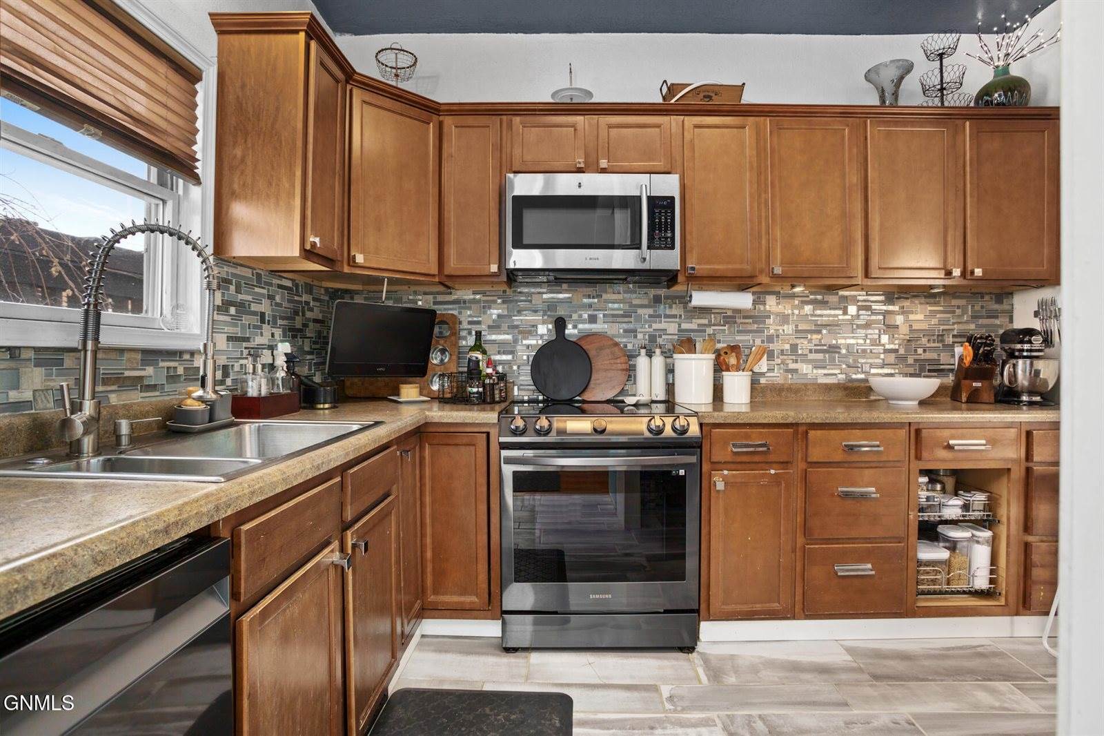 819 2nd Avenue East, Williston, ND 58801