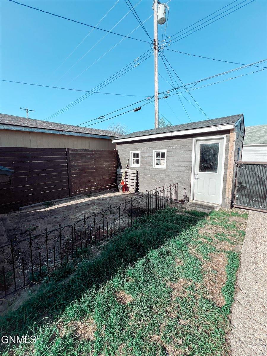 819 2nd Avenue East, Williston, ND 58801