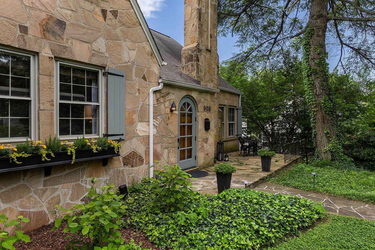 908 SW Iskagna Drive, Knoxville, TN 37919