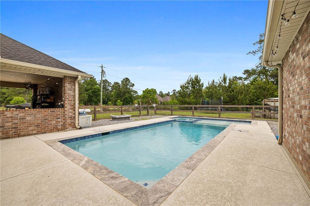 21121 Live Oak Lane, Ponchatoula, LA 70454