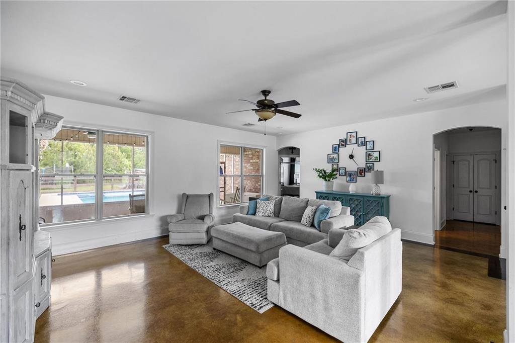 21121 Live Oak Lane, Ponchatoula, LA 70454