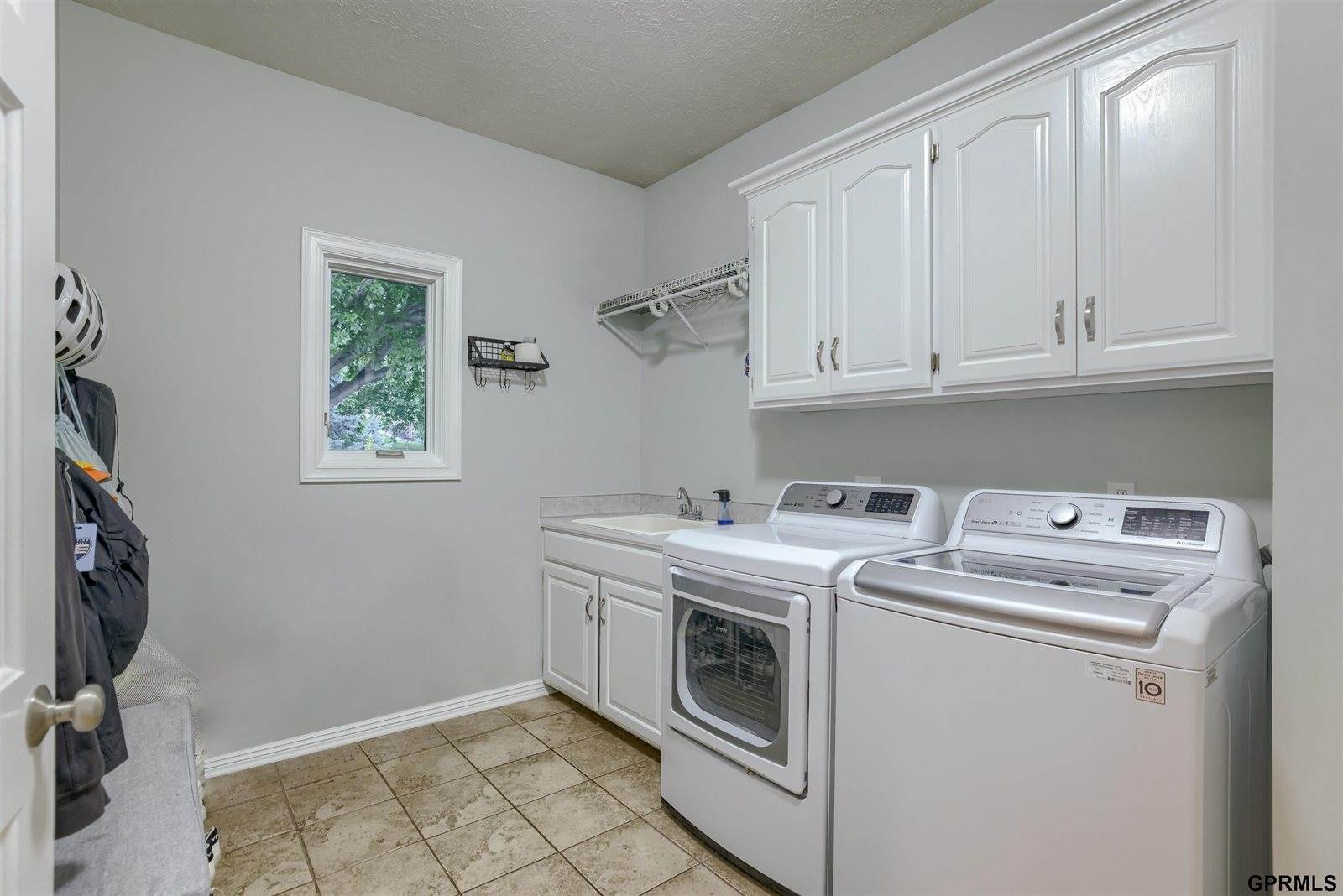 18320 Dupont Circle, Omaha, NE 68130