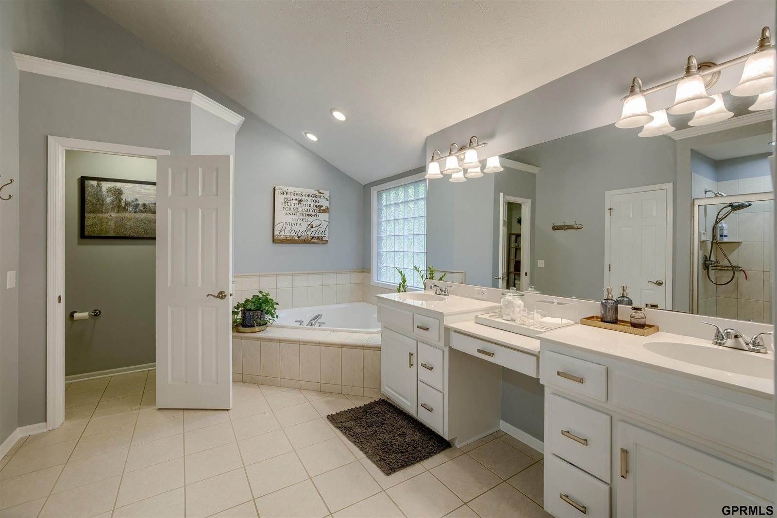 18320 Dupont Circle, Omaha, NE 68130