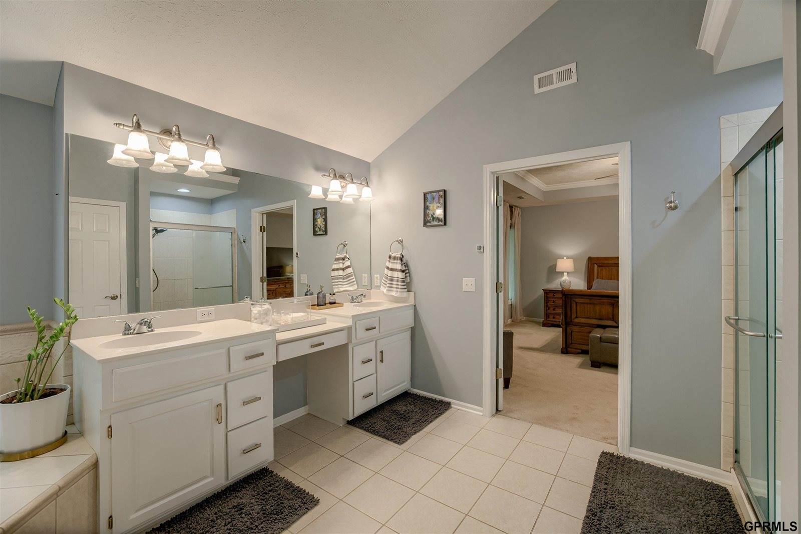 18320 Dupont Circle, Omaha, NE 68130