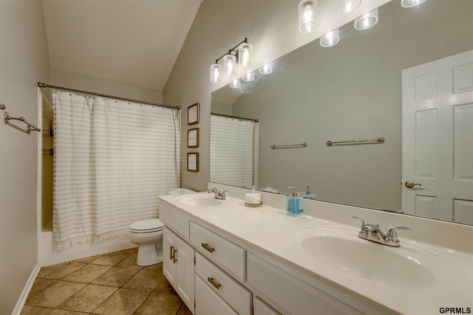 18320 Dupont Circle, Omaha, NE 68130