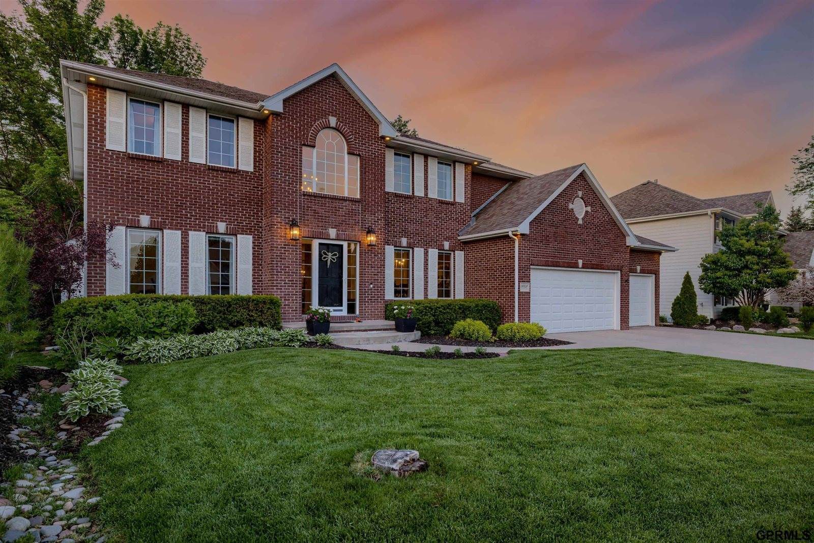 18320 Dupont Circle, Omaha, NE 68130