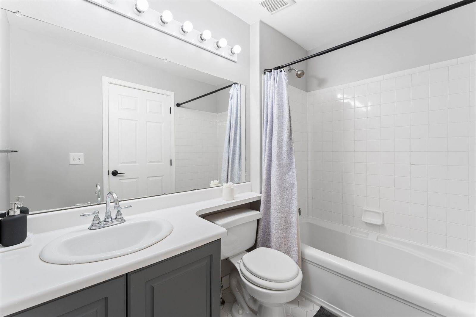 4 Persimmon Ct, Jersey City, NJ 07305