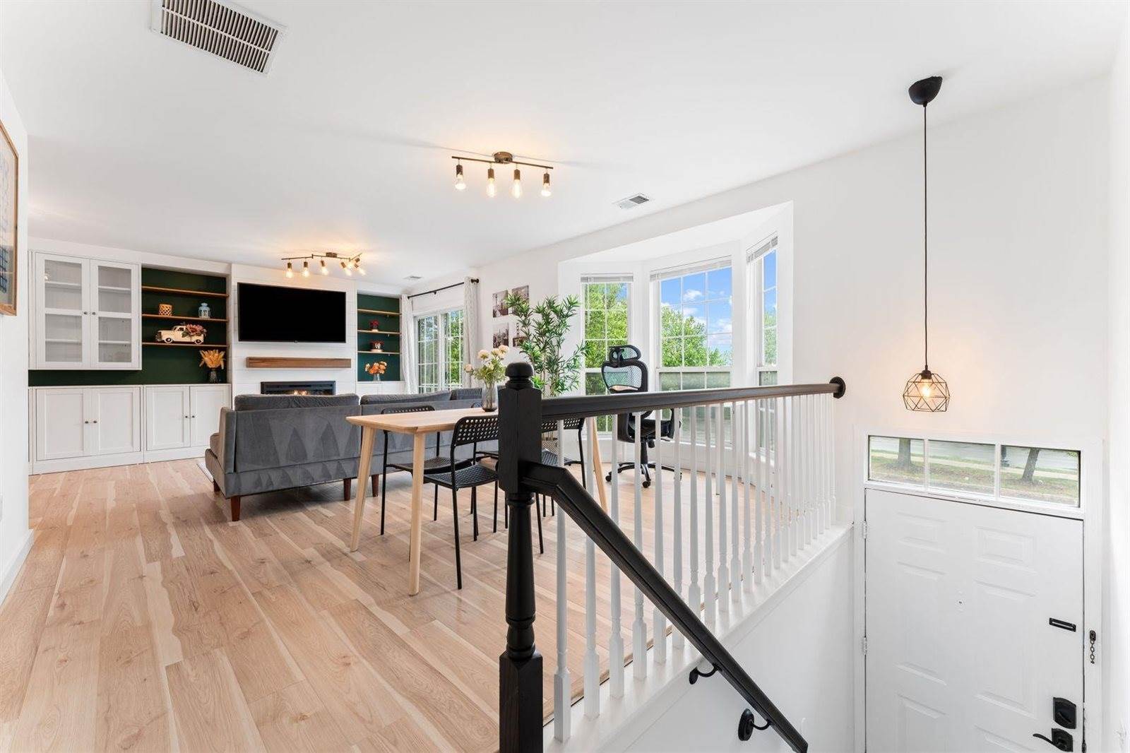 4 Persimmon Ct, Jersey City, NJ 07305