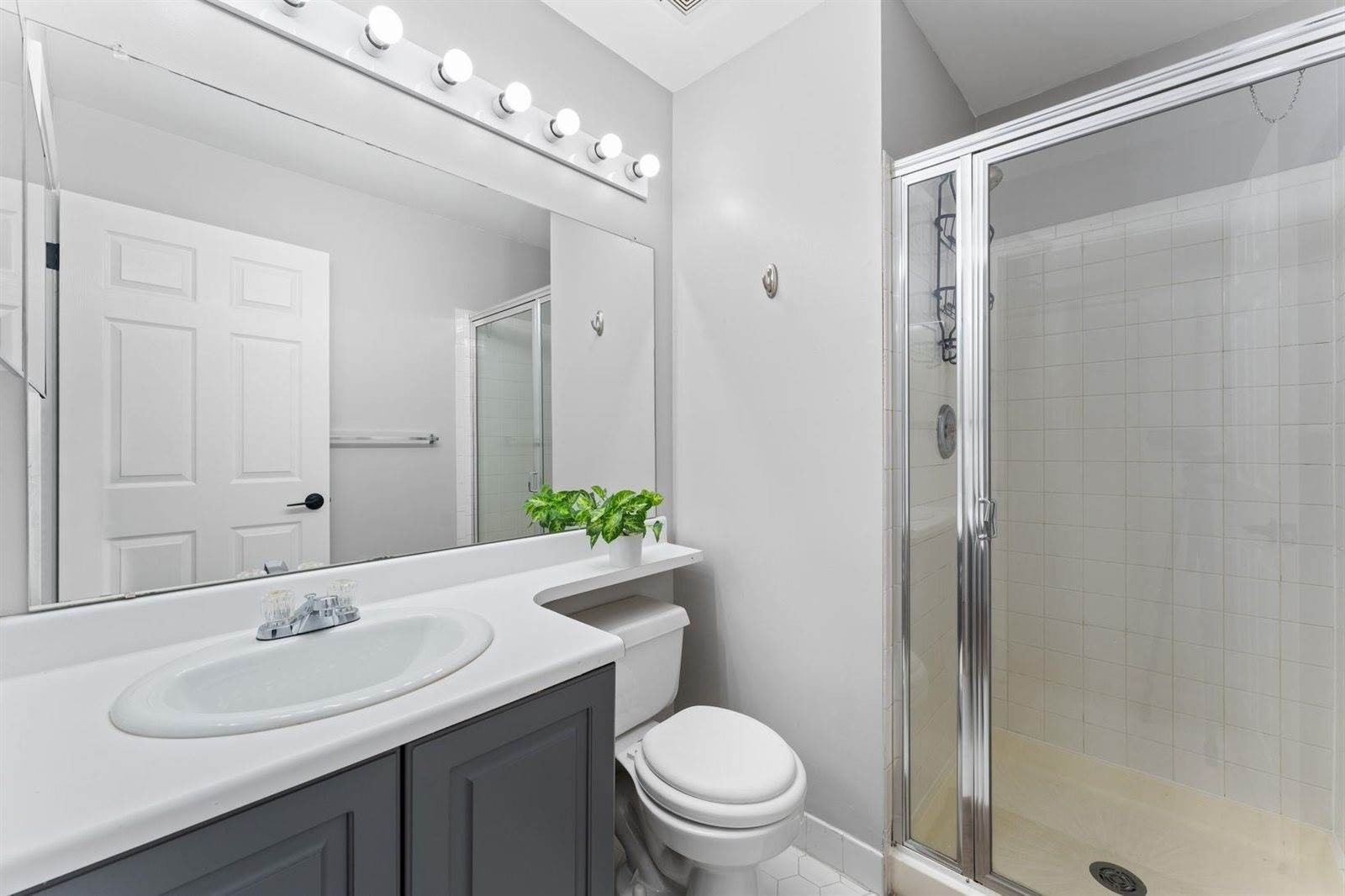 4 Persimmon Ct, Jersey City, NJ 07305