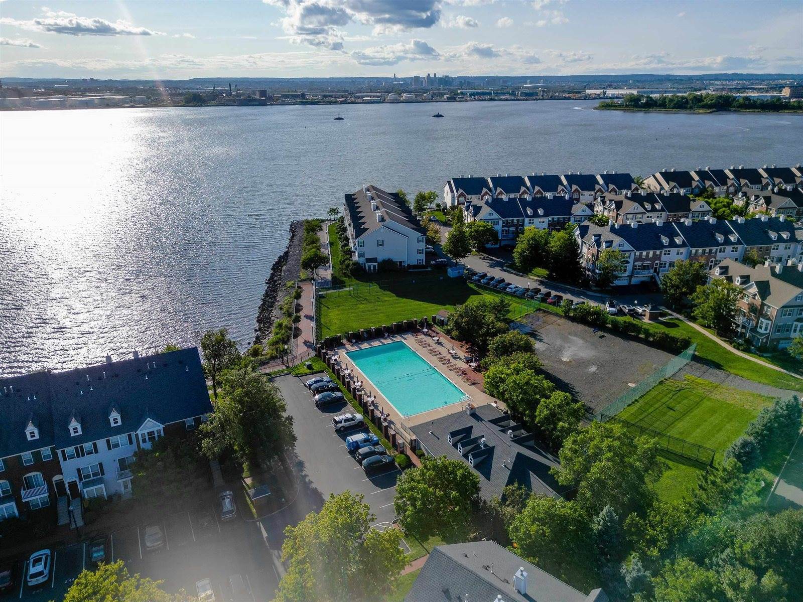 4 Persimmon Ct, Jersey City, NJ 07305