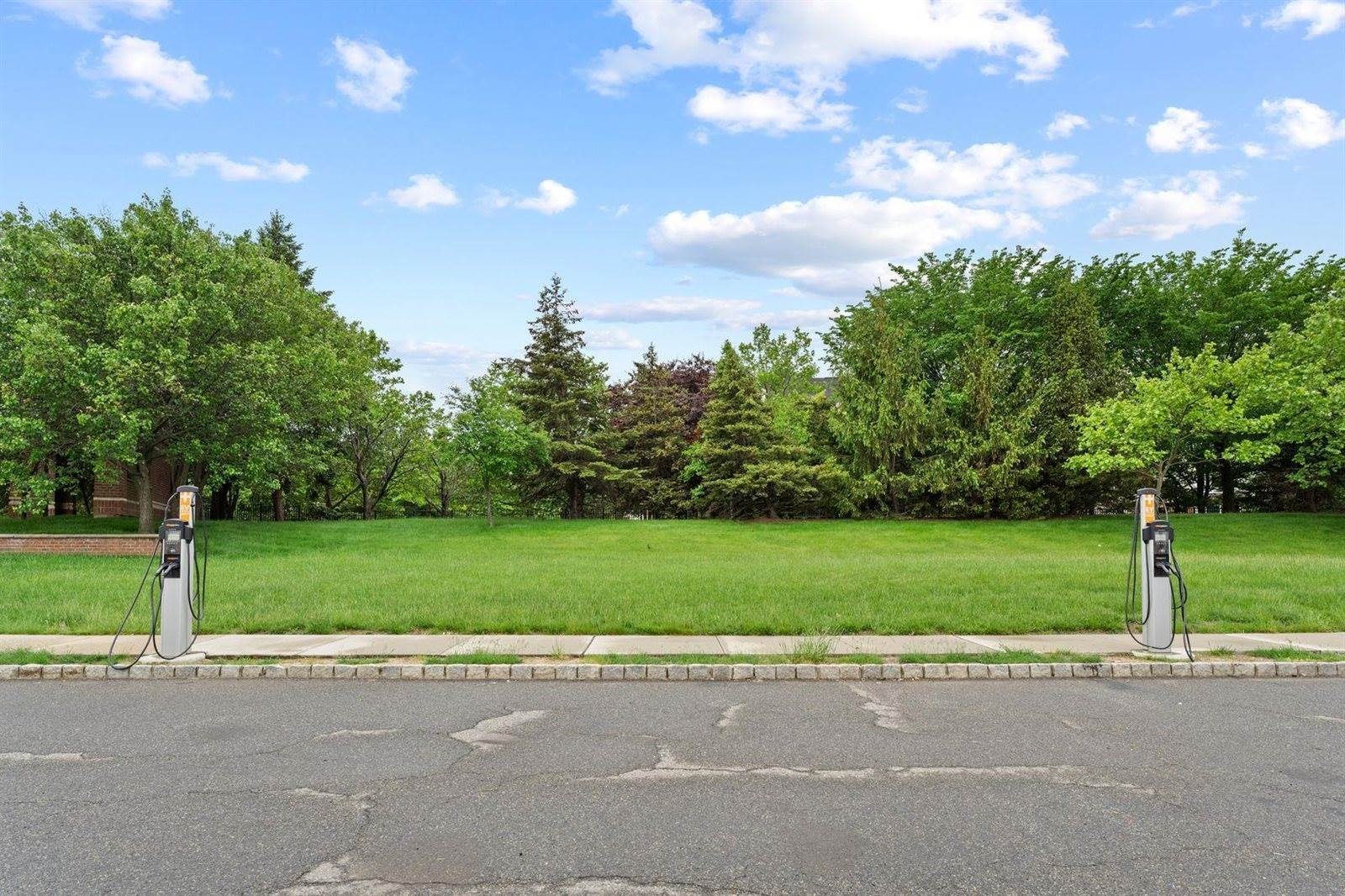 4 Persimmon Ct, Jersey City, NJ 07305