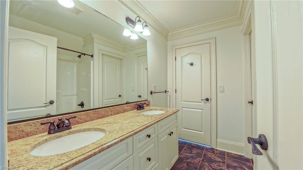 9045 Grove Pines Lane, Kernersville, NC 27284