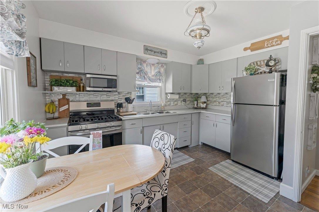 379 Foster Drive NE, Warren, OH 44483