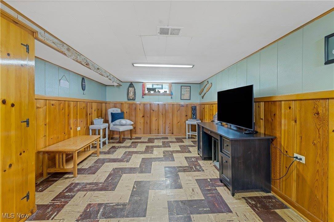 379 Foster Drive NE, Warren, OH 44483