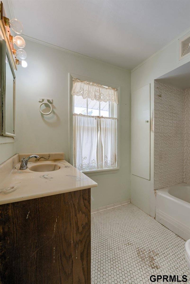 5020 Izard Street, Omaha, NE 68132