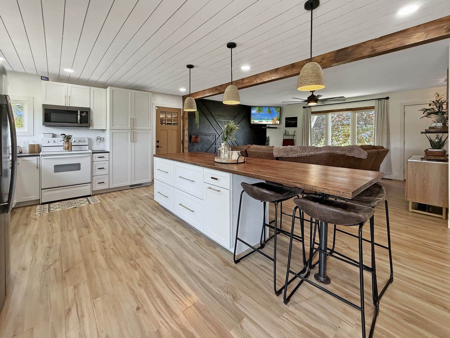 3974 East Cedarville Road, Dakota, IL 61018