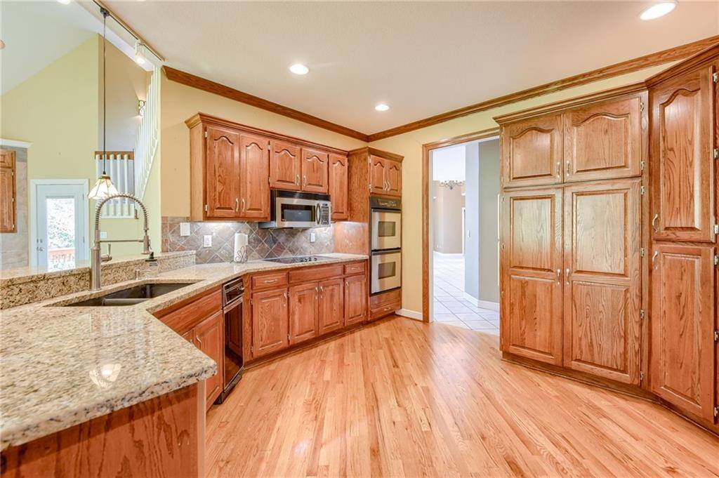 601 SW Forestpark Lane, Lee's Summit, MO 64081