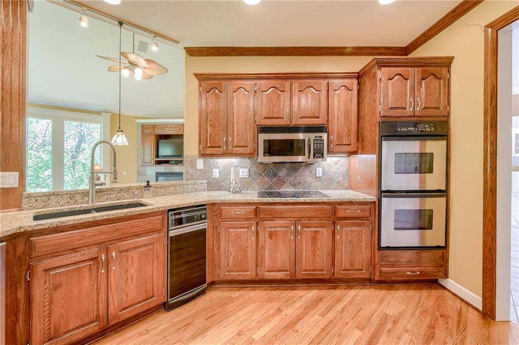 601 SW Forestpark Lane, Lee's Summit, MO 64081