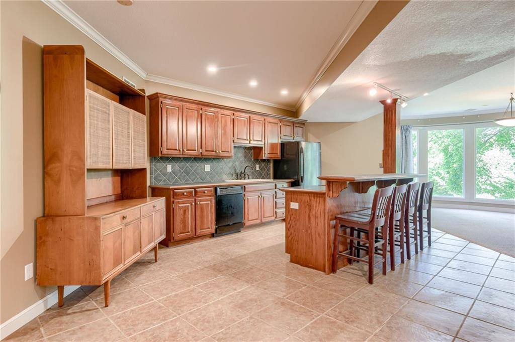 601 SW Forestpark Lane, Lee's Summit, MO 64081