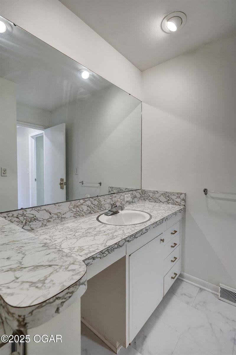 2214 Carolina Avenue, Joplin, MO 64801