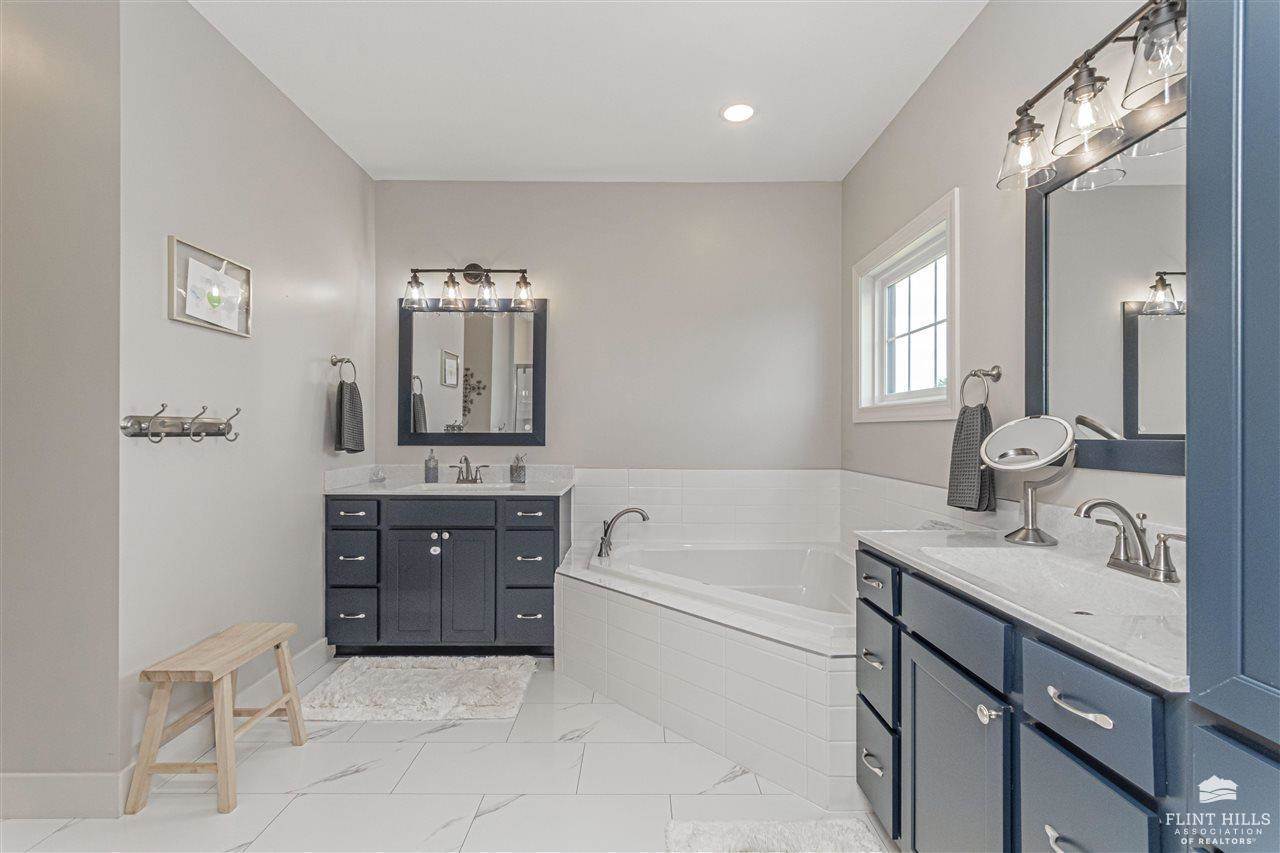 508 Ledgestone Ridge Court, Manhattan, KS 66503