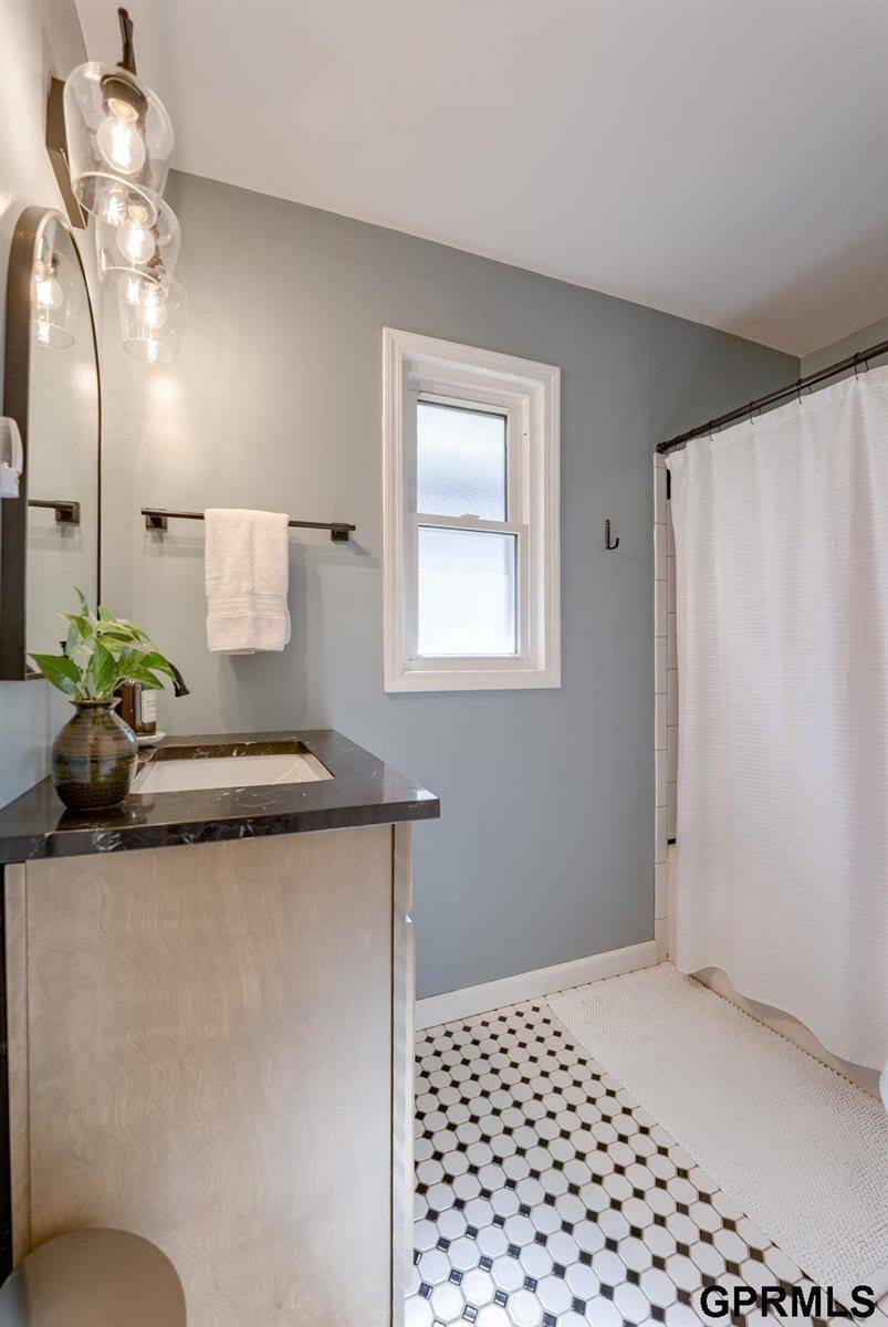 3949 Gordon Street, Omaha, NE 68105